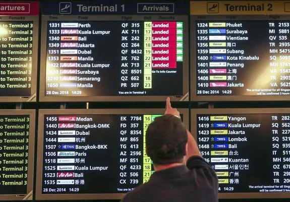 Un hombre comprueba los paneles de información del aeropuerto. 