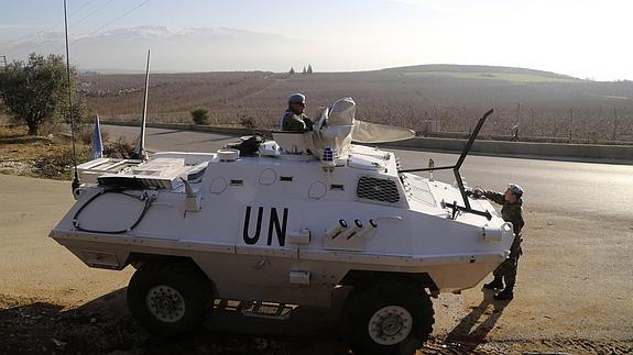 Un tanque de la ONU patrulla la frontera libano-israelí.