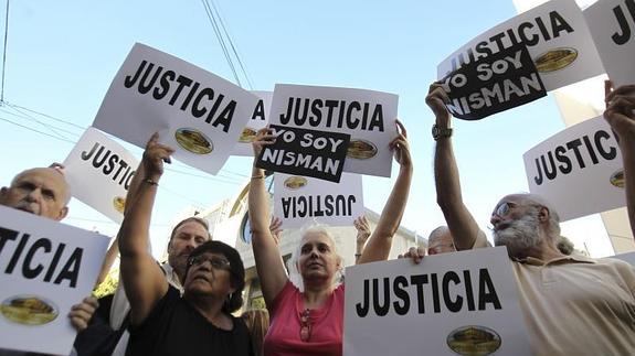 Un grupo de personas participa en una manifestación para exigir justicia tras la muerte del fiscal argentino Alberto Nisman. 