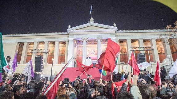 Tsipras habla ante una multitud en Atenas. 