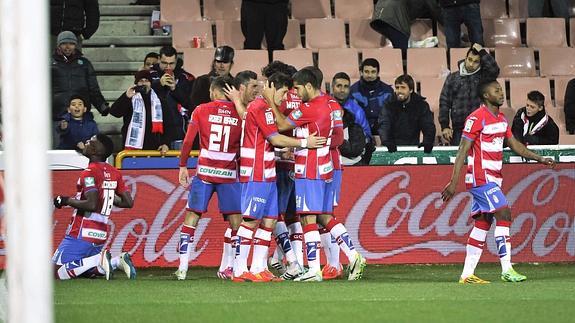 Los jugadores del Granada celebran el gol de la victoria.
