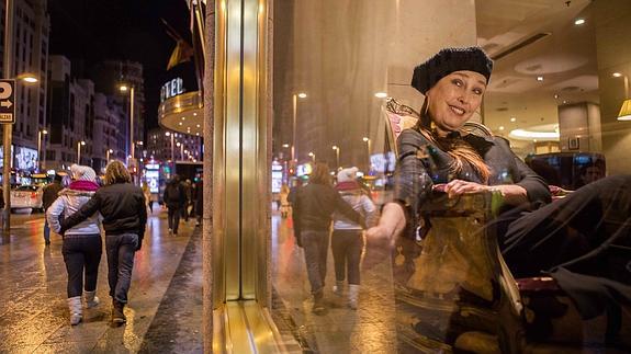 Verónica Forqué, en la Gran Vía. 