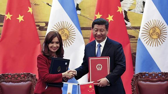 Cristina Fernández estrecha la mano del presidente chino. 