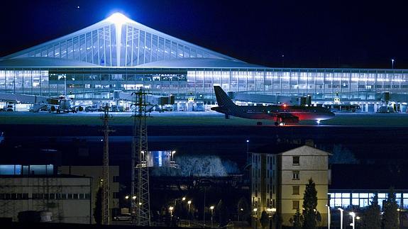 Imagen nocturna del aeropuerto de Loiu. 