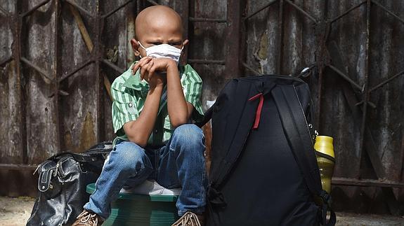 Un niño indio que padece cáncer. 