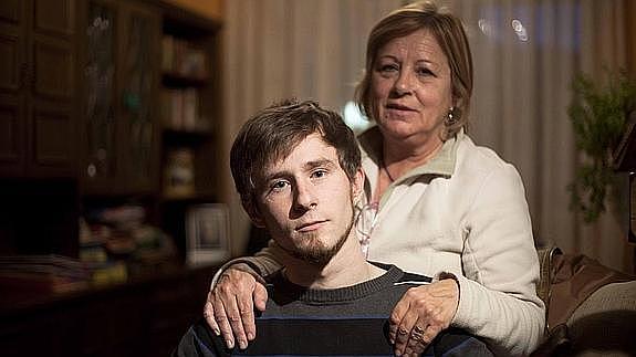 Artem junto a su madre de acogida, Isabel Diéguez. 