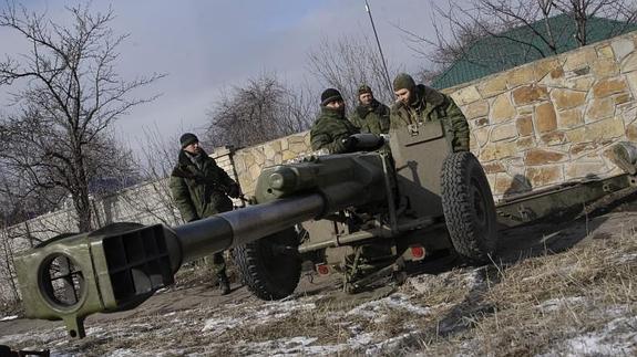 Soldados separatistas prorrusos toman posiciones en la ciudad de Uglegorsk. 