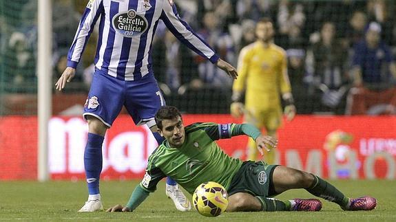 Augusto Fernández protege el balón. 