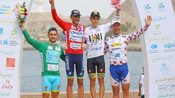 Vallas (2i), con el resto de ganadores en Omán. 