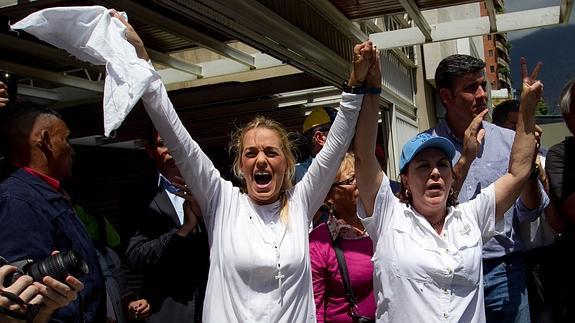 La esposa del alcalde mayor de Caracas, Antonio Ledezma, Mitzy Capriles (d). 