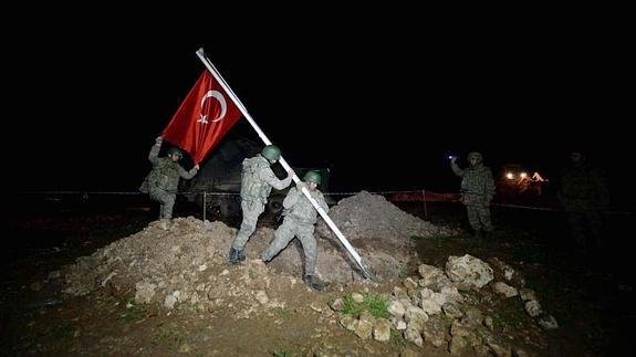 Soldados turcos, en el lugar donde se encontraba la tumba.