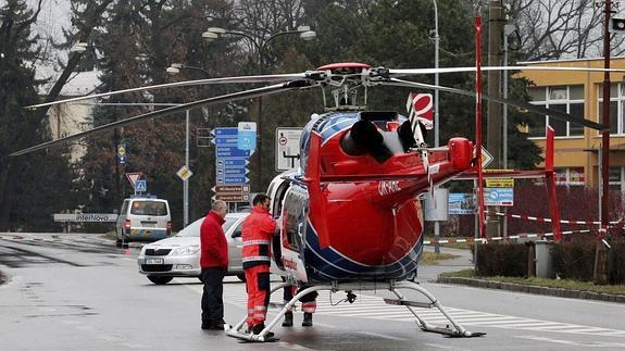 Un helicóptero llega a la zona donde se ha producido el tiroteo. 