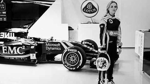 Carmen Jordá posa delante de un Lotus. 