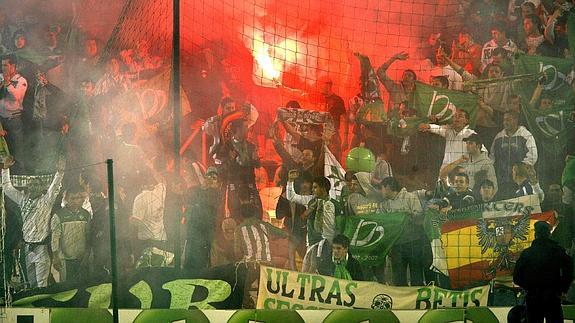Hinchas del Real Betis, con bengalas. 