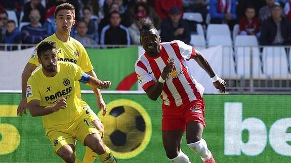 Thievy (d) disputa un balón con Jaume Costa. 