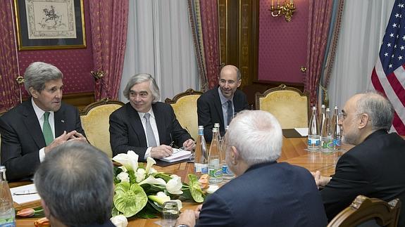 Las dos delegaciones, sentadas a la mesa de negociaciones. 