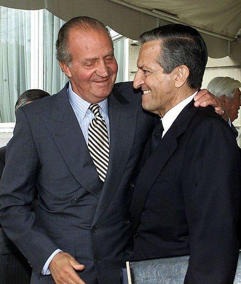 El Rey Juan Carlos charlando animadamente con Adolfo Suárez. 