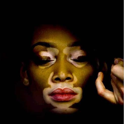 La modelo afroamericana Winnie Harlow durante una sesión de maquillaje.  