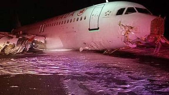 Estado en que ha quedado el avión tras el accidente.