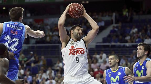 Felipe Reyes captura un rebote. 