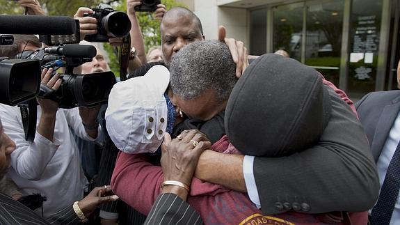 Familiares y amigos abrazan a Anthony Ray Hinton (c) a su salida de la cárcel .