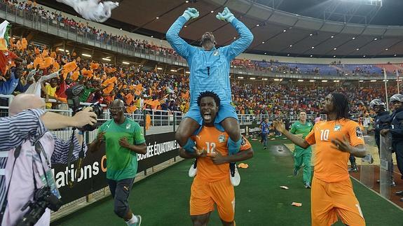 Los jugadores de Costa de Marfil celebran el triunfo en la Copa de África. 