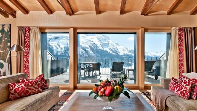 Las espectaculares vistas de la estación de St. Moritz desde el Carlton Penthouse