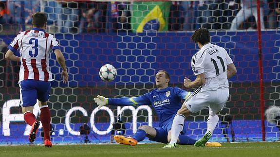 Oblak detiene un disparo de Bale. 