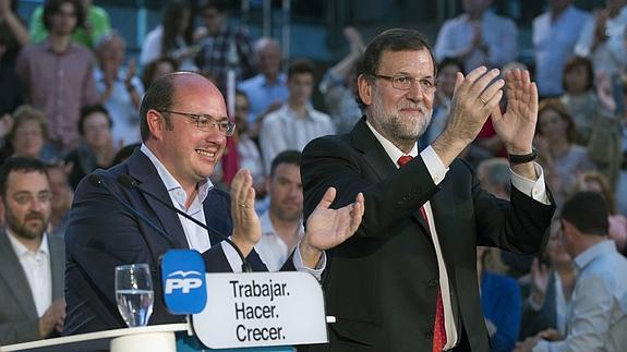 Mariano Rajoy (d), junto al candidato a la comunidad de Murcia por el PP.