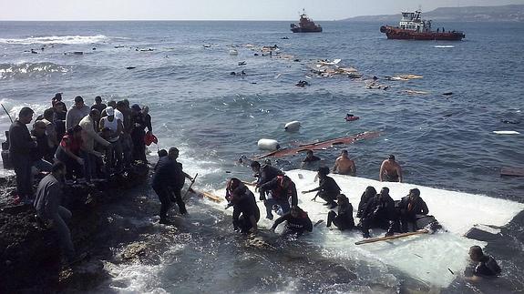 Inmigrantes llegan este lunes a la playa de Zefyros en Rodas (Grecia). 