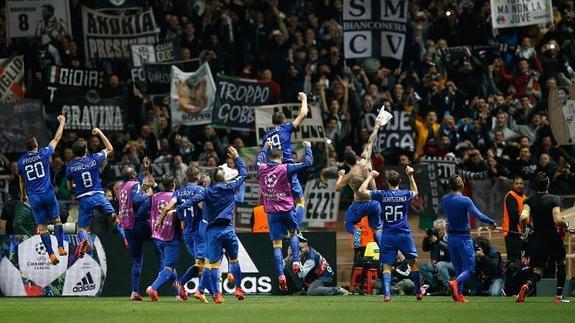 Los jugadores de la Juventus celebran la clasificación. 