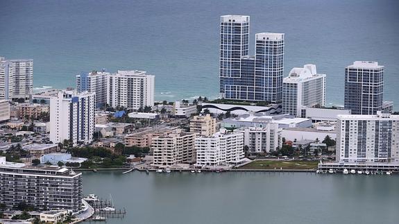 Edificios en primera línea de playa en Miami. 