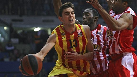 Satoransky intenta controlar el balón. 