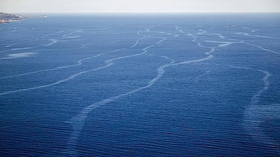 Manchas de fuel en aguas canarias.