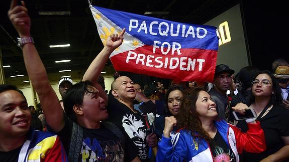 Seguidores filipinos animan a Pacquiao. 