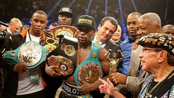 Mayweather luce sus títulos. 