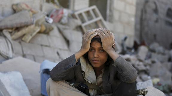 Una mujer yemení, desolada tras un bombardeo. 