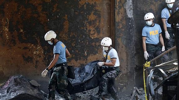 Los equipos de rescate trabajan en el lugar del siniestro. 