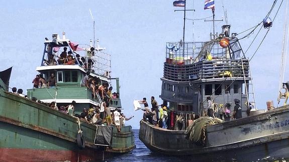 Un grupo de inmigrantes de la minoría étnica musulmana rohingya piden ayuda desde un barco a la deriva en el mar de Andaman, cerca de Malasia, al sur de Tailandia.