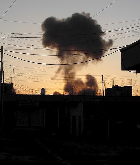 Una nube de humo asciende sobre la ciudad de Ramadi.