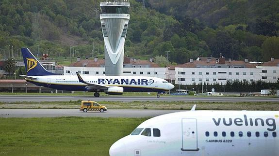 Aviones de Ryanair y Vueling, en el aeropuerto de Loiu. 