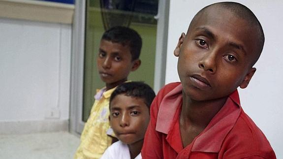 Niños musulmanes de la etnia rohingya esperan en la oficina de inmigración en la provincia de Phang Nga. 