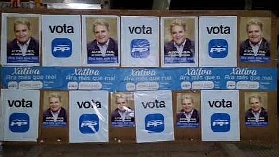 Carteles de Rus y del PP, en Játiva.