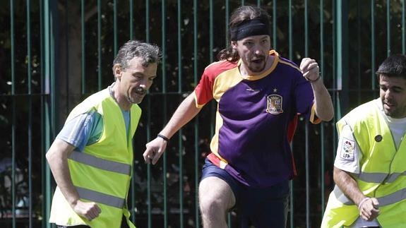 El líder de Podemos, Pablo Iglesias, ha jugado al fútbol. 