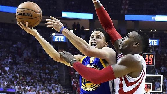 Curry (i) entra a canasta ante Howard. 