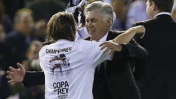 Modric (i) y Ancelotti se abrazan tras ganar la Copa del Rey. 