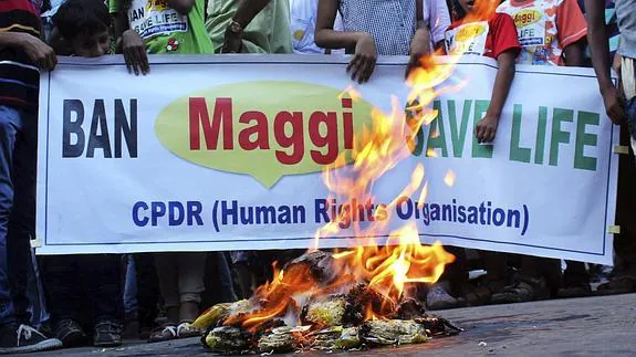 Activistas queman paquetes de Maggie en Calcuta.