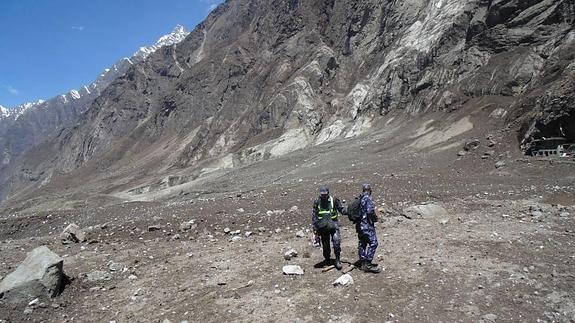 Soldados buscan cadáveres en el valle de Langtang.