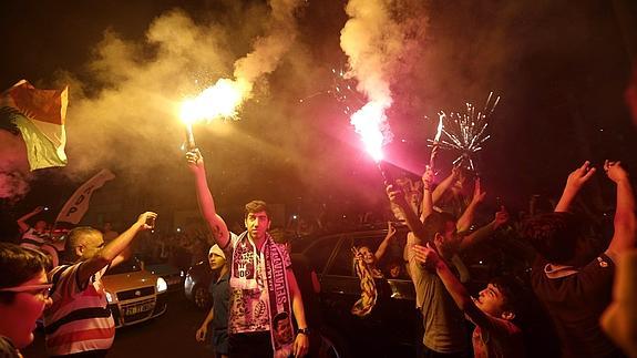 Seguidores del prokurdo HDP celebran los resultados electorales en Diyarbakir.