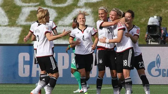 Las futbolistas alemanas celebran uno de los diez goles.